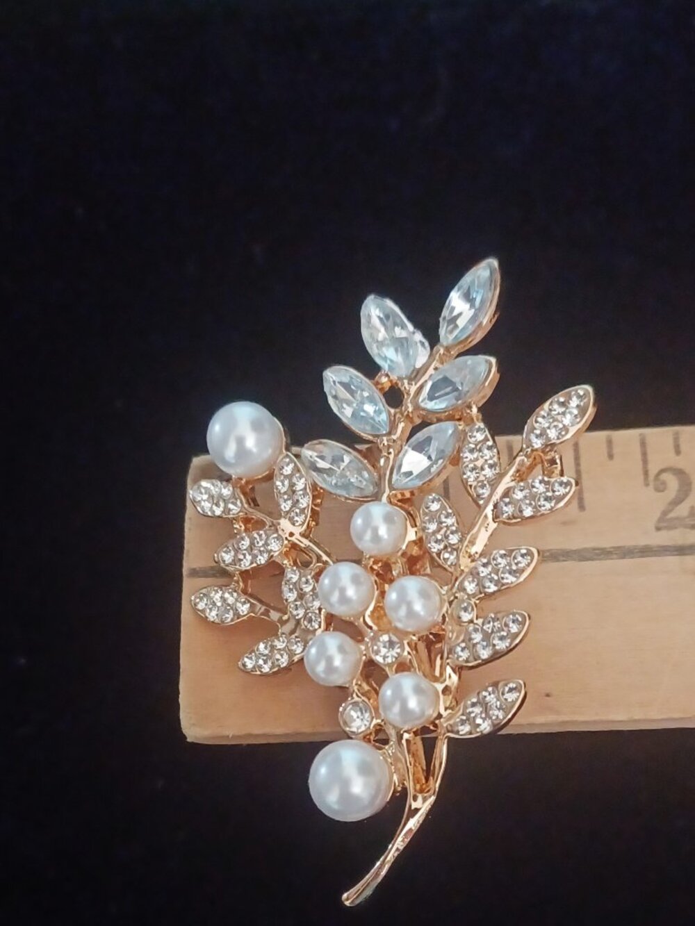 Flashy Pearl, and Clear Rhinestone Brooch - Picture 5 of 5
